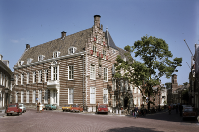 852131 Gezicht op Paushuize (Kromme Nieuwegracht 49) te Utrecht, vanaf de Pausdambrug.
